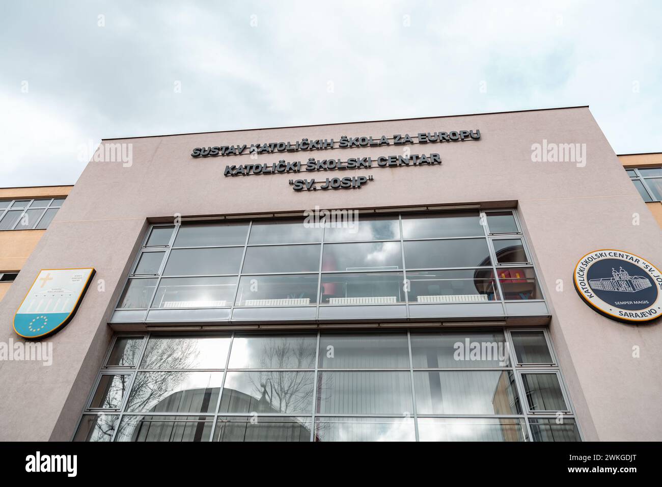 Sarajevo - Bosnia ed Erzegovina - 11 FEB 2024: Vista sulla facciata anteriore della St Joseph Catholic School a Sarajevo, Bosnia ed Erzegovina. Foto Stock