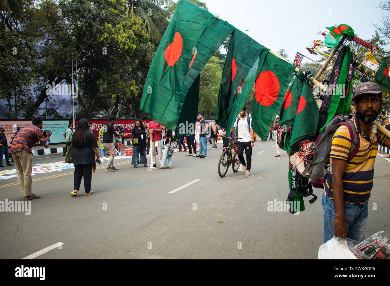 Prima dell'alba della giornata internazionale della lingua madre, le strade si trasformano in vivaci tele mentre gli artisti indossano gesso e dipingono. Ogni cele di corsa Foto Stock