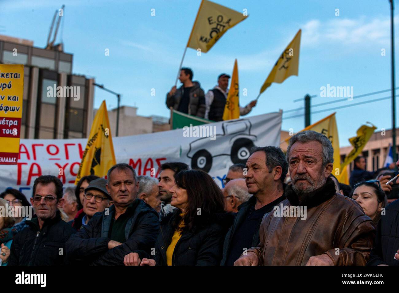 Atene, Grecia. 20 febbraio 2024. Gli agricoltori greci partecipano a una protesta ad Atene, Grecia, il 20 febbraio 2024. Migliaia di agricoltori hanno protestato nel centro di Atene martedì per l'aumento dei costi di produzione, chiedendo più aiuti di Stato per rimanere in attività. Crediti: Marios Lolos/Xinhua/Alamy Live News Foto Stock