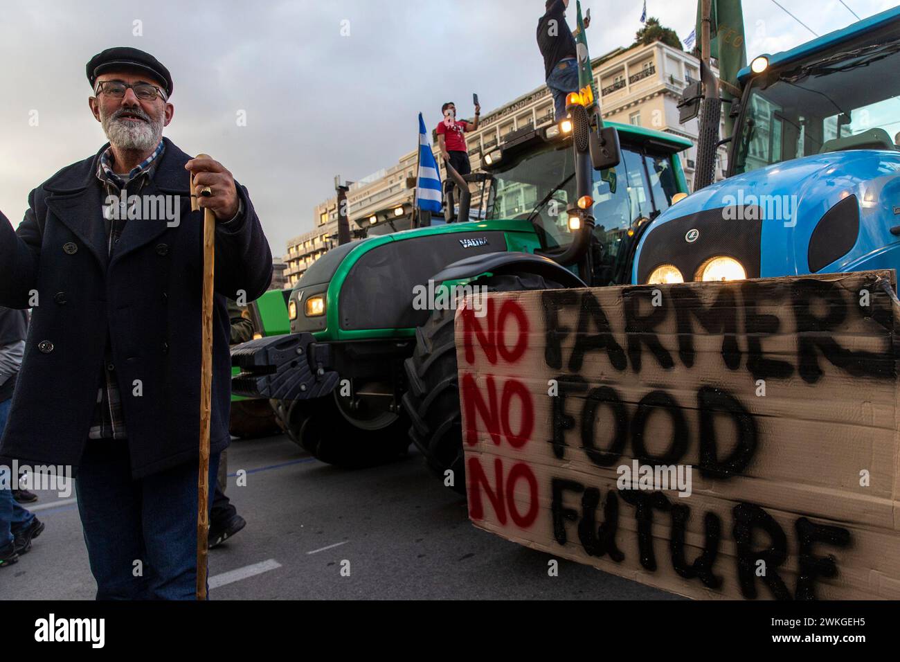 Atene, Grecia. 20 febbraio 2024. Gli agricoltori greci partecipano a una protesta ad Atene, Grecia, il 20 febbraio 2024. Migliaia di agricoltori hanno protestato nel centro di Atene martedì per l'aumento dei costi di produzione, chiedendo più aiuti di Stato per rimanere in attività. Crediti: Marios Lolos/Xinhua/Alamy Live News Foto Stock