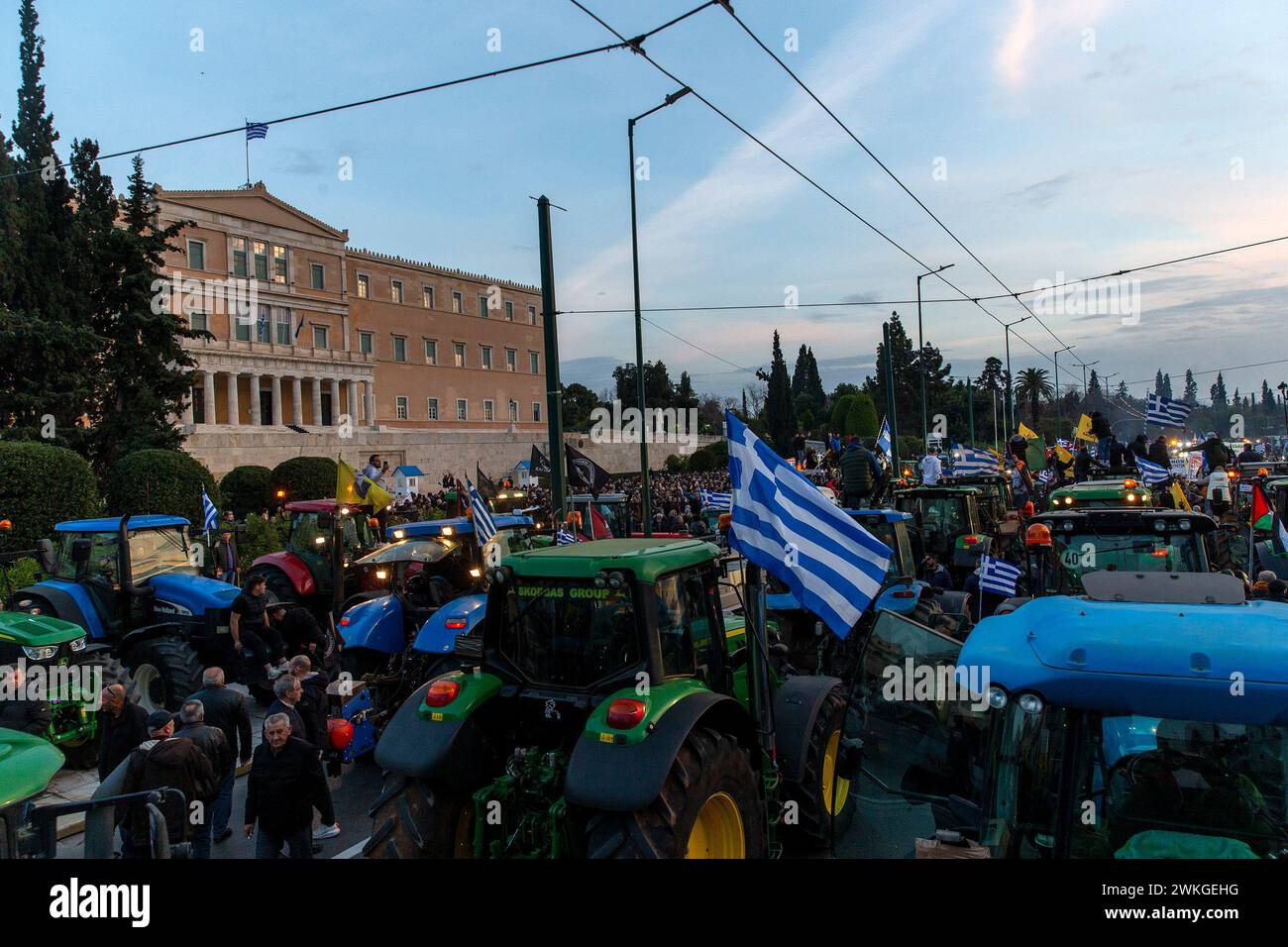 Atene, Grecia. 20 febbraio 2024. Gli agricoltori greci partecipano a una protesta ad Atene, Grecia, il 20 febbraio 2024. Migliaia di agricoltori hanno protestato nel centro di Atene martedì per l'aumento dei costi di produzione, chiedendo più aiuti di Stato per rimanere in attività. Crediti: Marios Lolos/Xinhua/Alamy Live News Foto Stock