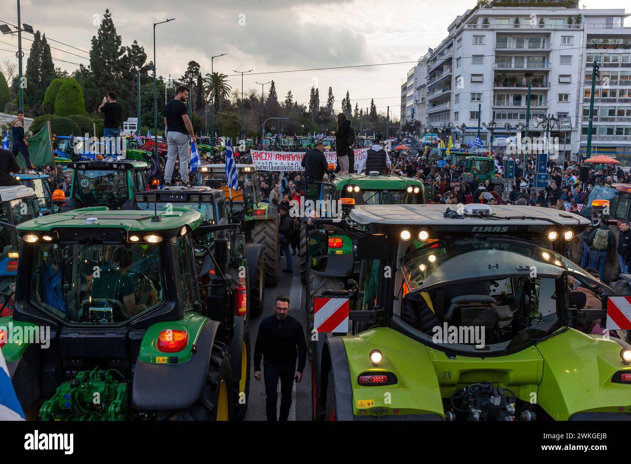 Atene, Grecia. 20 febbraio 2024. Gli agricoltori greci partecipano a una protesta ad Atene, Grecia, il 20 febbraio 2024. Migliaia di agricoltori hanno protestato nel centro di Atene martedì per l'aumento dei costi di produzione, chiedendo più aiuti di Stato per rimanere in attività. Crediti: Marios Lolos/Xinhua/Alamy Live News Foto Stock