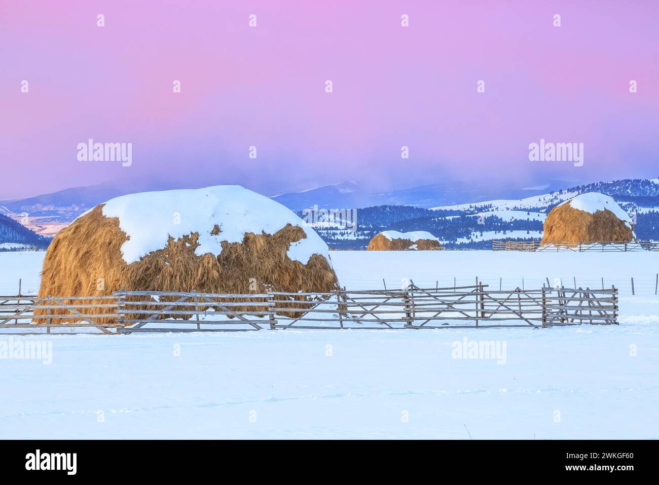 alba sui fienili in inverno vicino ad avon, montana Foto Stock