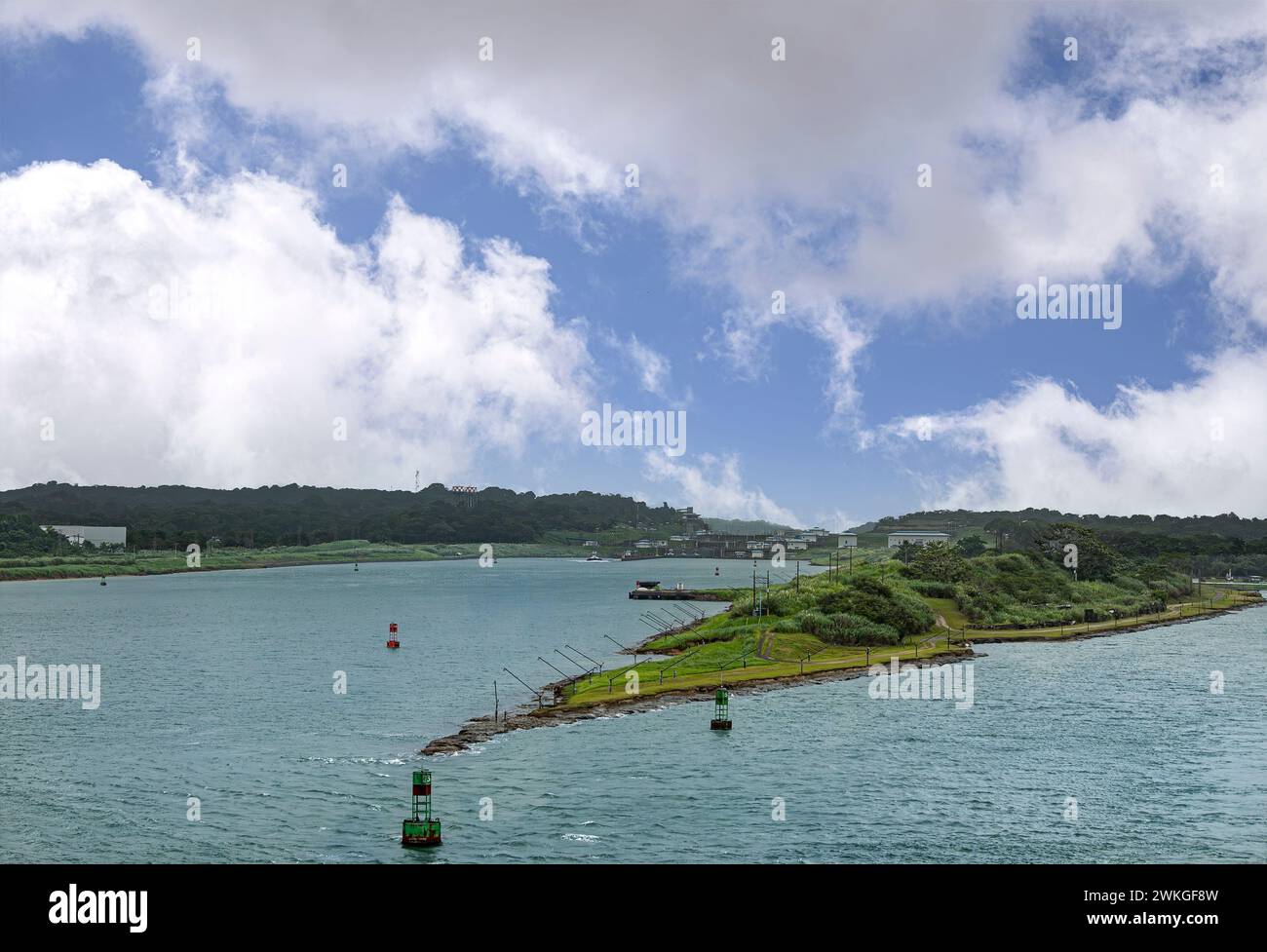 Canale di Panama, Panama - 24 luglio 2023: Lato Atlantico, punta della penisola verde che separa il fiume Folks e la nuova chiusa di Agua Clara a sinistra dalla piattaforma delle chiuse di Old Gatun Foto Stock