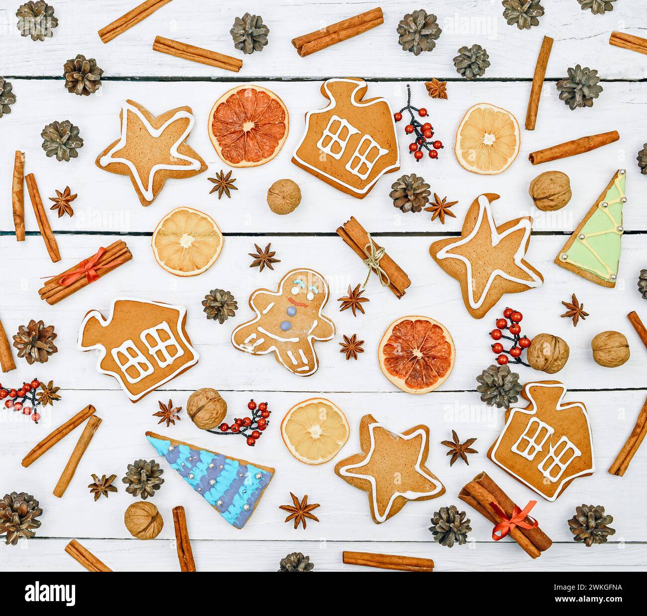 biscotti al pan di zenzero su fondo in legno con spazio per le copie per il testo. Biscotti al pan di zenzero con utensili da cucina. cartolina di capodanno e natale. Assortiti Foto Stock