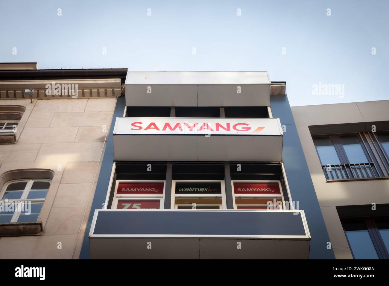 Immagine di un cartello con il logo di Samyang sul rivenditore locale di Colonia. Samyang Optics è un produttore sudcoreano di obiettivi per fotocamere per diversi maj Foto Stock