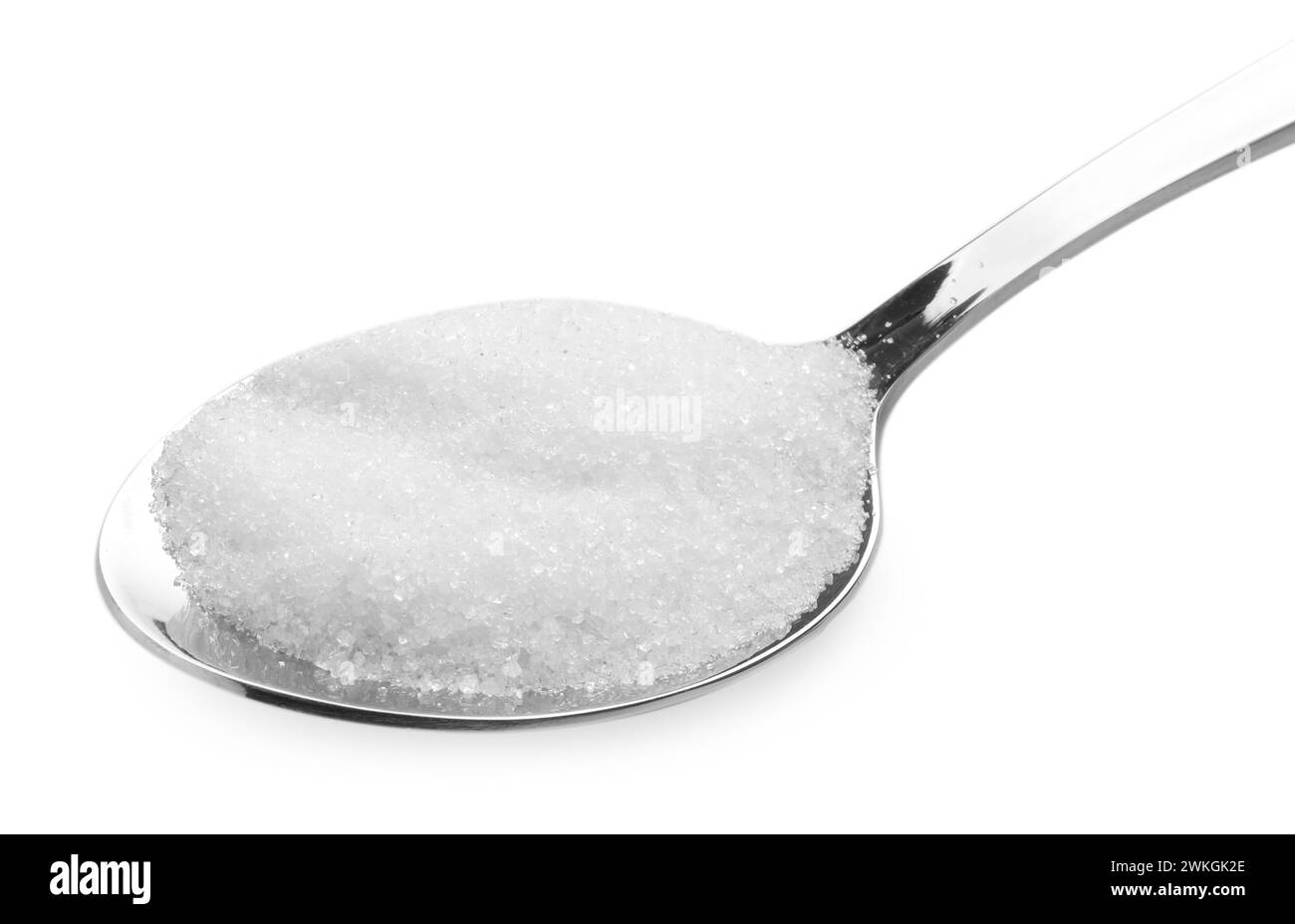 Cucchiaio con zucchero granulato isolato su bianco Foto Stock