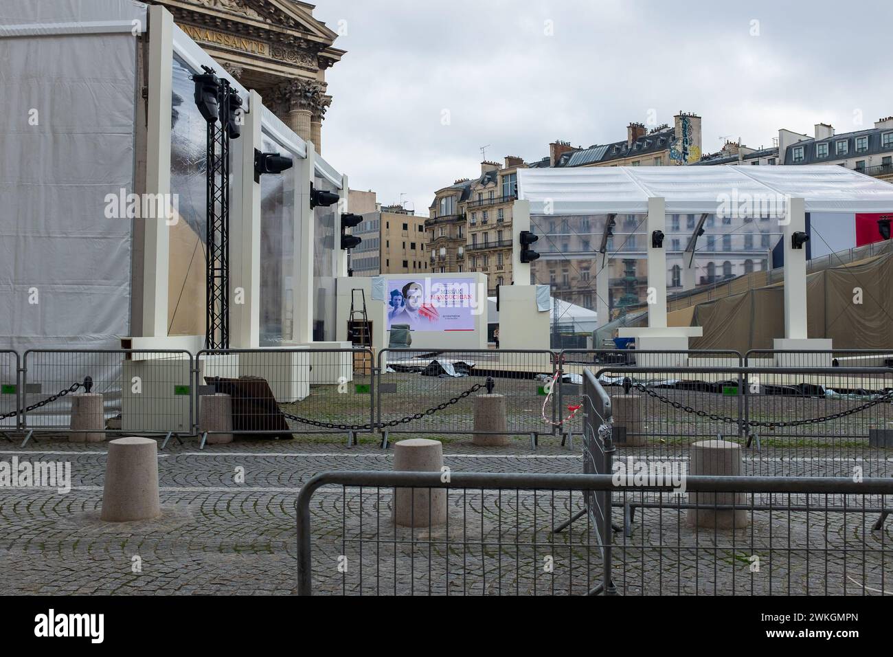 Parigi, Francia. 20 febbraio 2024. Ritratti di Mélinée e Missak Manouchian di fronte al Panthéon in mezzo ai preparativi della loro Panteonizzazione Foto Stock