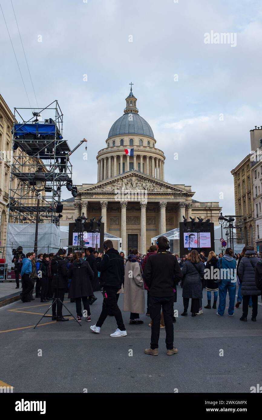 Parigi, Francia. 20 febbraio 2024. Un coro di giovani che provano rue Soufflot, di fronte al Pantheon (verticale) Foto Stock