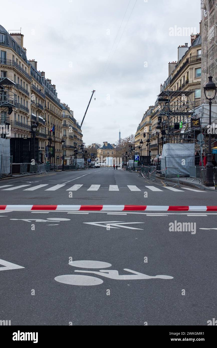 Parigi, Francia. 20 febbraio 2024. L'intera lunghezza di rue Soufflot è delimitata durante i preparativi della cerimonia (verticale) Foto Stock