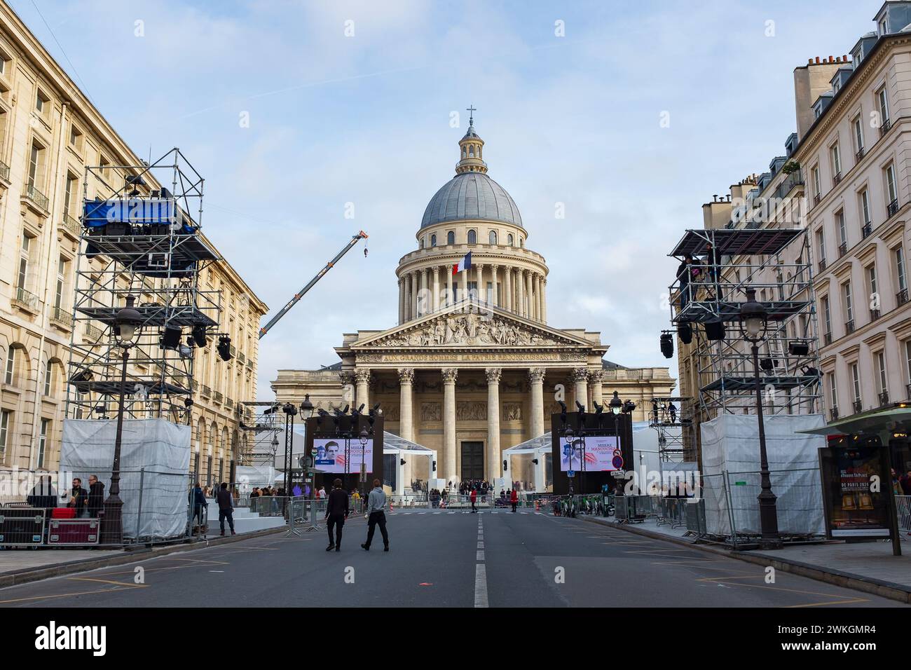 Parigi, Francia. 20 febbraio 2024. Vista dei preparativi della Panteonizzazione di Missak Manouchian rue Soufflot, con il Pantheon sullo sfondo Foto Stock