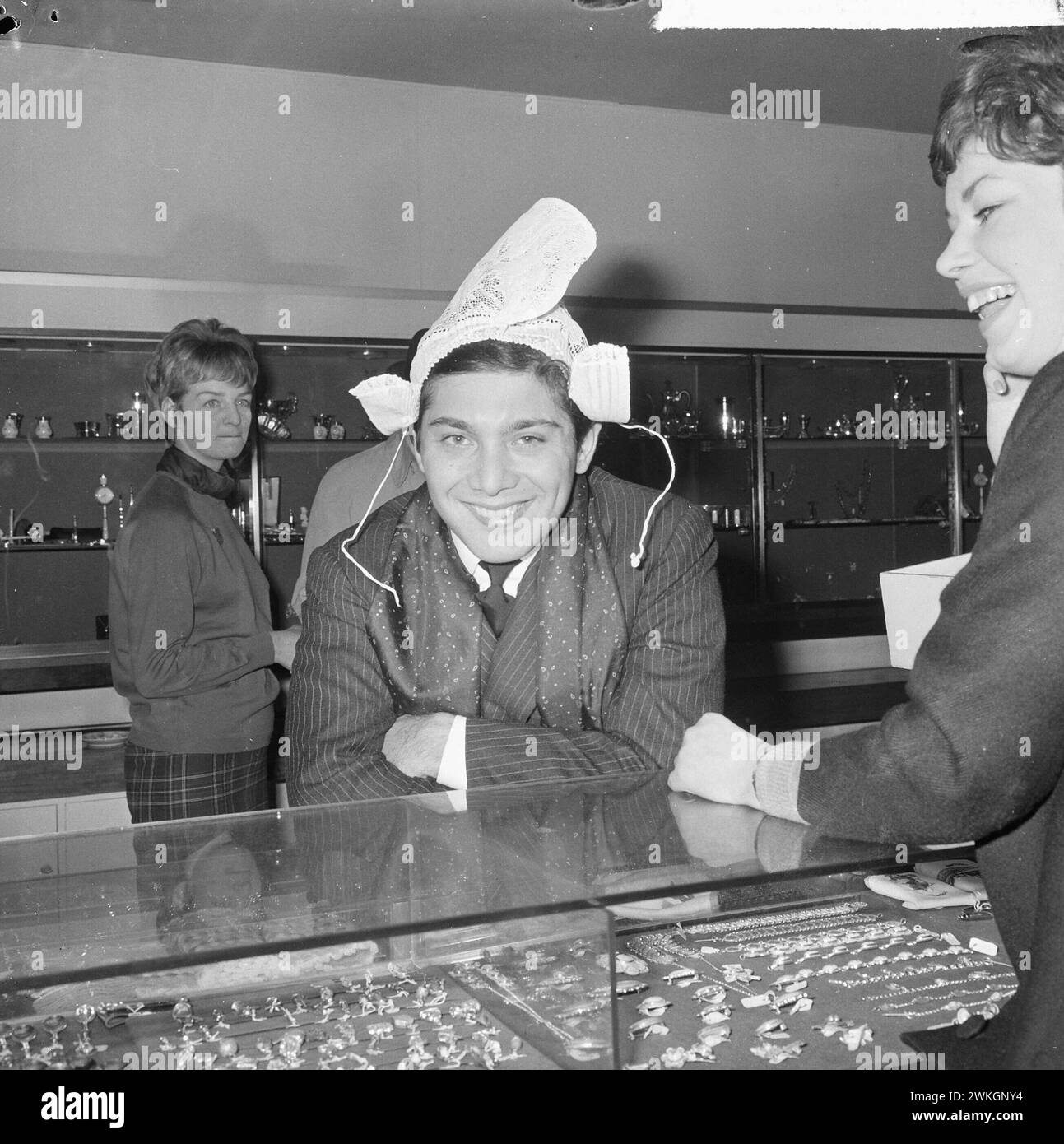 17 marzo 1964. Amsterdam, Paesi Bassi. Il cantante canadese Paul Anka in transito a Schiphol, indossa un cappello Volendam Foto Stock