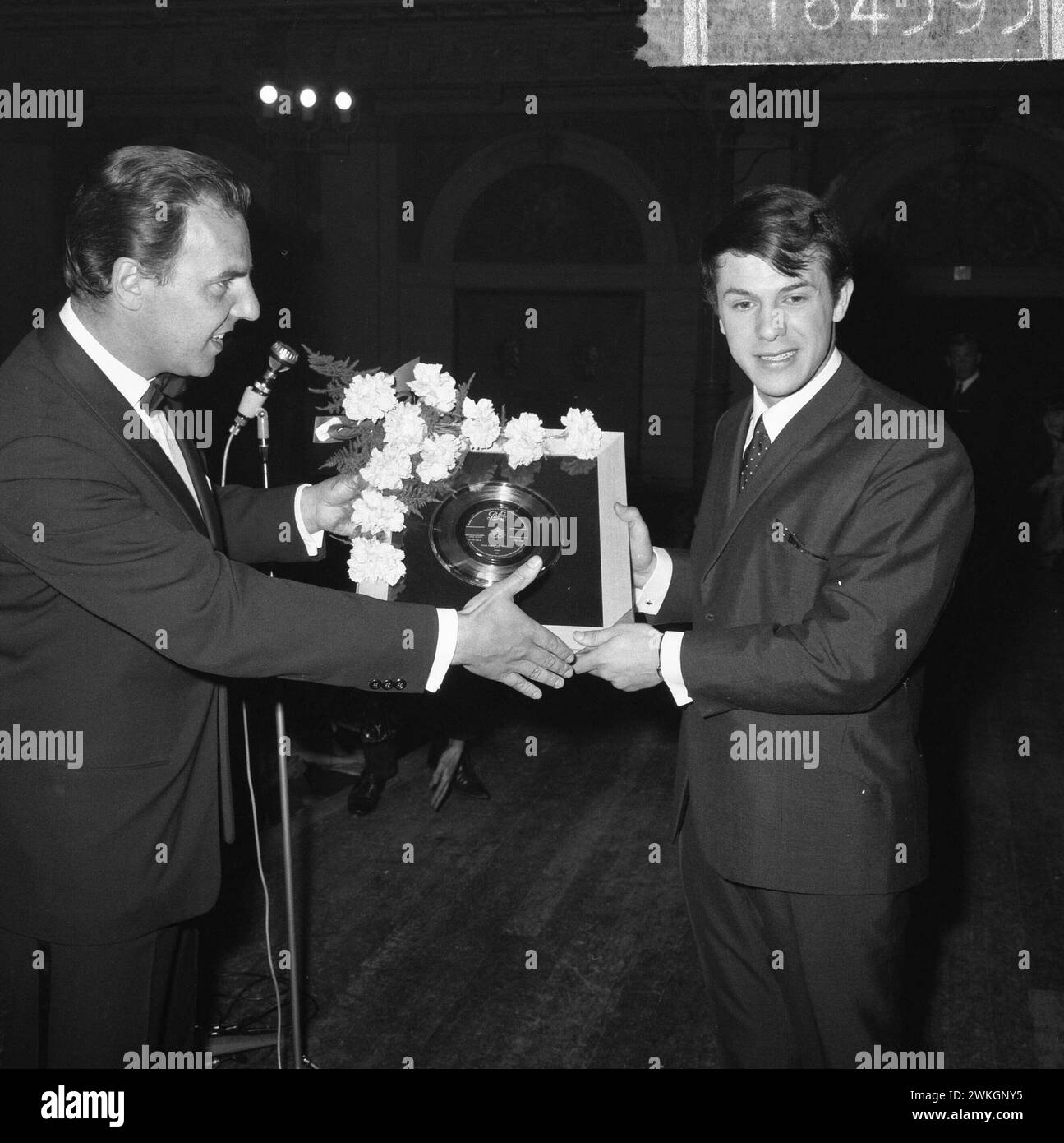 15 maggio 1964. Amsterdam, Paesi Bassi. La cantante belga Adamo ha presentato un disco d'oro alla sala concerti Concertgebouw di Amsterdam. Registrazione presentata da Willem Duys Foto Stock