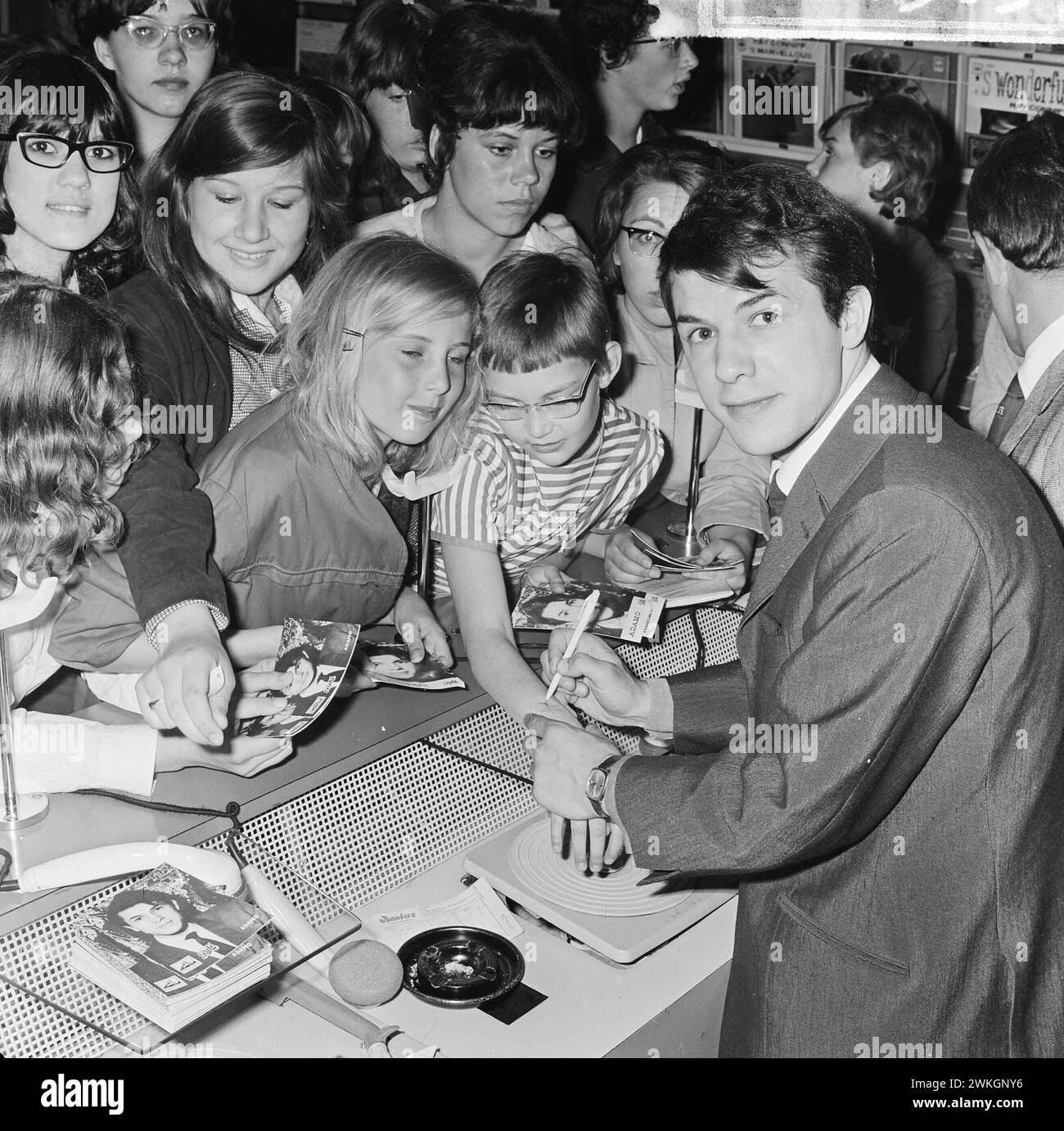 20 maggio 1964. Rotterdam, Paesi Bassi. - Il cantante belga di origine italiana, Adamo, Salvatore Adamo, tra i suoi fan, in una sessione di autografi Foto Stock
