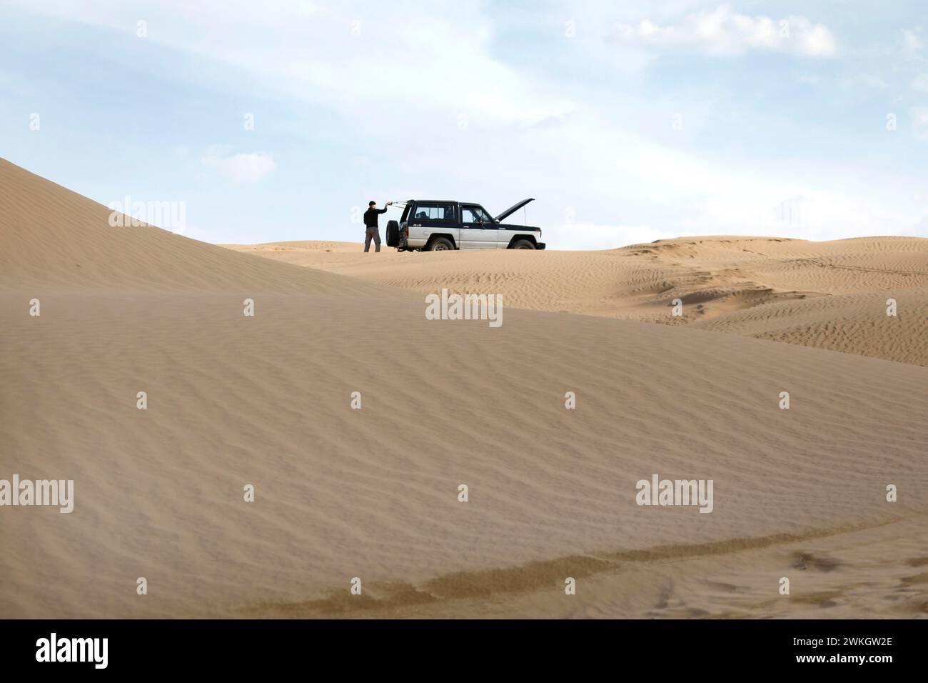 Immagine simbolica di un'auto distrutta con un veicolo fuoristrada Nissan Patrol nel deserto di Mesr, Iran. Il deserto di Mesr fa parte del centro di Dashte-Kavir Foto Stock