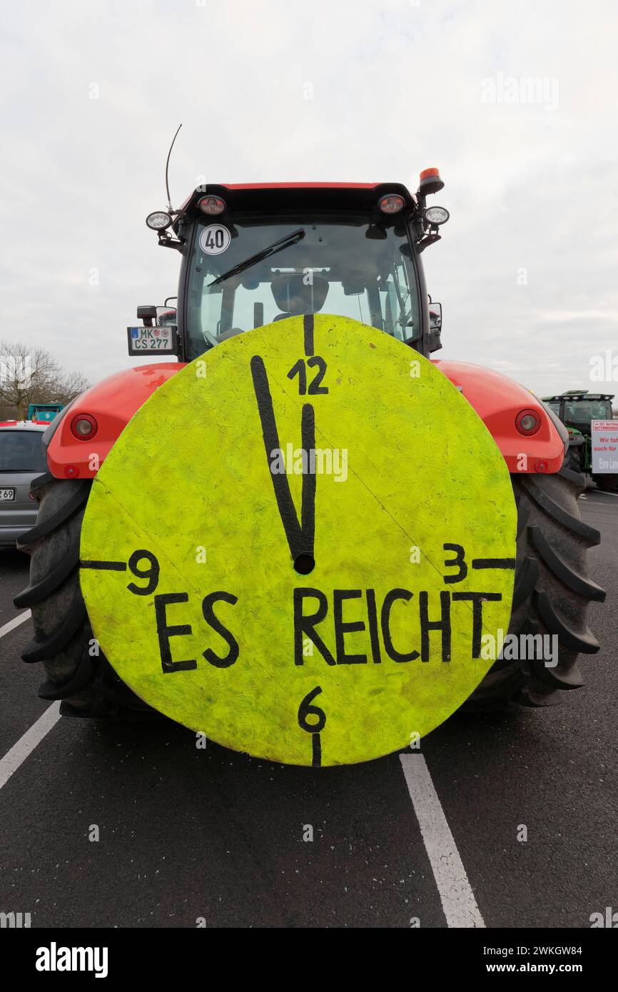 Dalle cinque alle dodici, basta, firma con l'orologio su un trattore, proteste contadine, dimostrazione contro le politiche del governo dei semafori Foto Stock