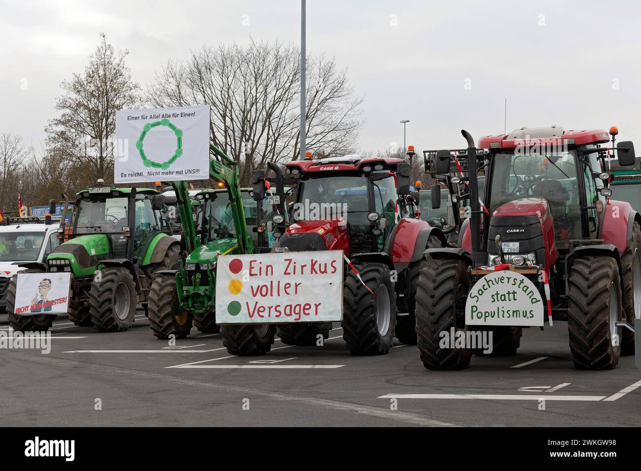 Proteste degli agricoltori, trattori con cartelli, dimostrazione contro le politiche del governo dei semafori, abolizione dei sussidi agricoli per il gasolio Foto Stock