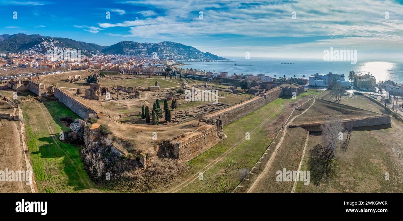 Veduta aerea panoramica della cittadella delle rose in Spagna , gigantesco forte a stella pentagonale con bastioni su ogni angolo, rovine della città medievale, rovine romane Foto Stock
