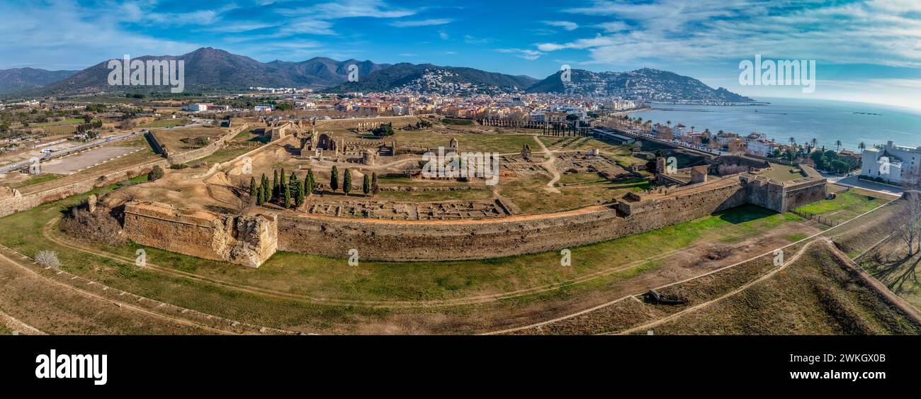 Veduta aerea panoramica della cittadella delle rose in Spagna , gigantesco forte a stella pentagonale con bastioni su ogni angolo, rovine della città medievale, rovine romane Foto Stock