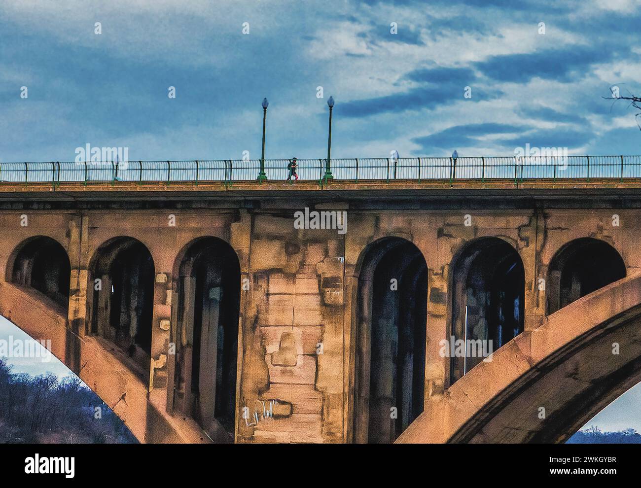 La figura solitaria attraversa Key Bridge da Arlington Virginia a Washington DC. Foto Stock