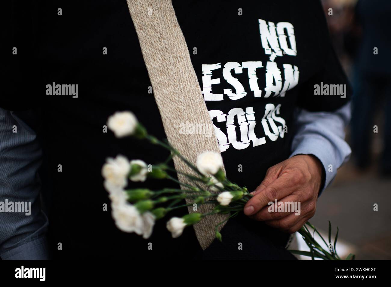 Bogotà, Colombia. 20 febbraio 2024. Le persone si riuniscono durante una manifestazione contro gli assassini dei firmatari della pace e dei leader sociali, in piazza Bolivar a Bogotà, Colombia, il 20 febbraio 2024. Foto di: Sebastian Barros/Long Visual Press credito: Long Visual Press/Alamy Live News Foto Stock