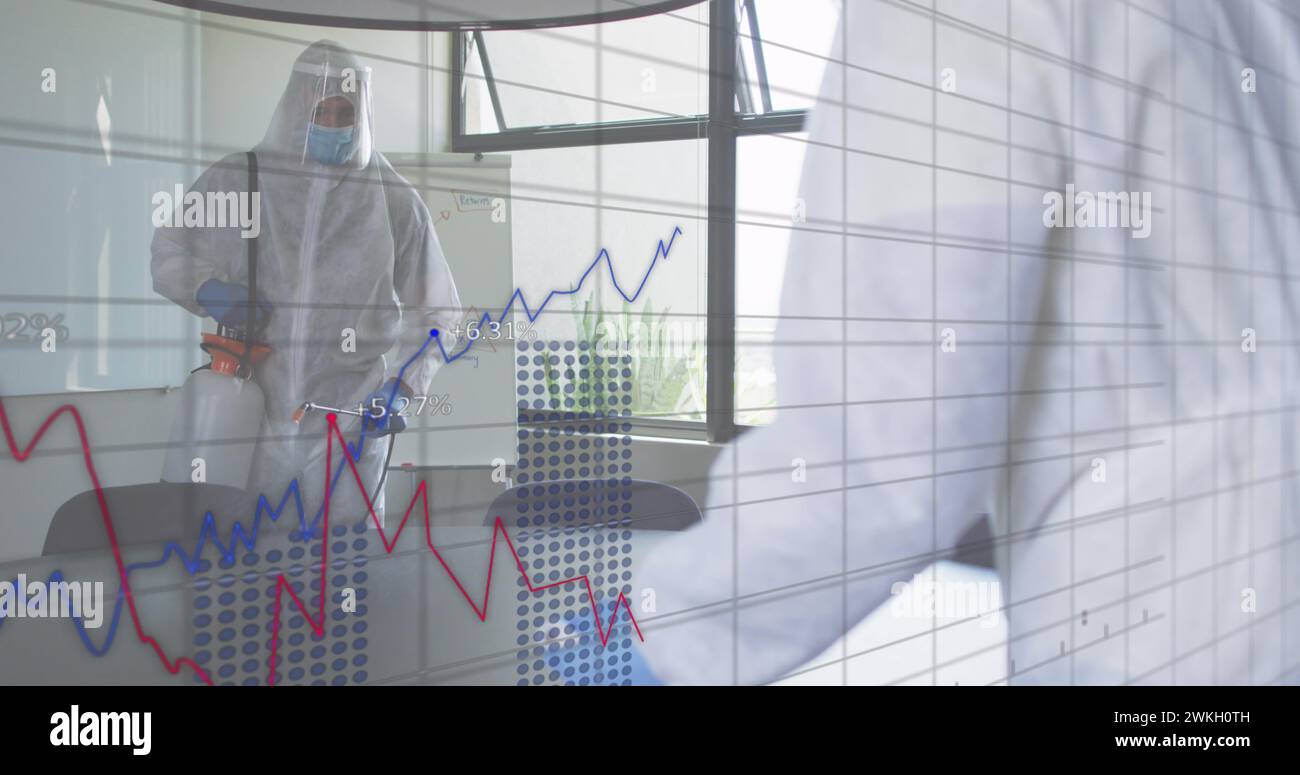 Immagine dell'elaborazione dei dati finanziari su persone che indossano abiti di sicurezza disinfettanti ufficio Foto Stock