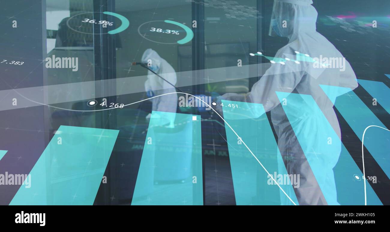Immagine dell'elaborazione dei dati finanziari su persone che indossano abiti di sicurezza disinfettanti ufficio Foto Stock