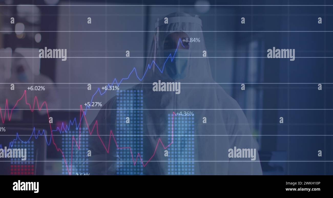 Immagine dell'elaborazione dei dati finanziari su persone che indossano abiti di sicurezza disinfettanti ufficio Foto Stock
