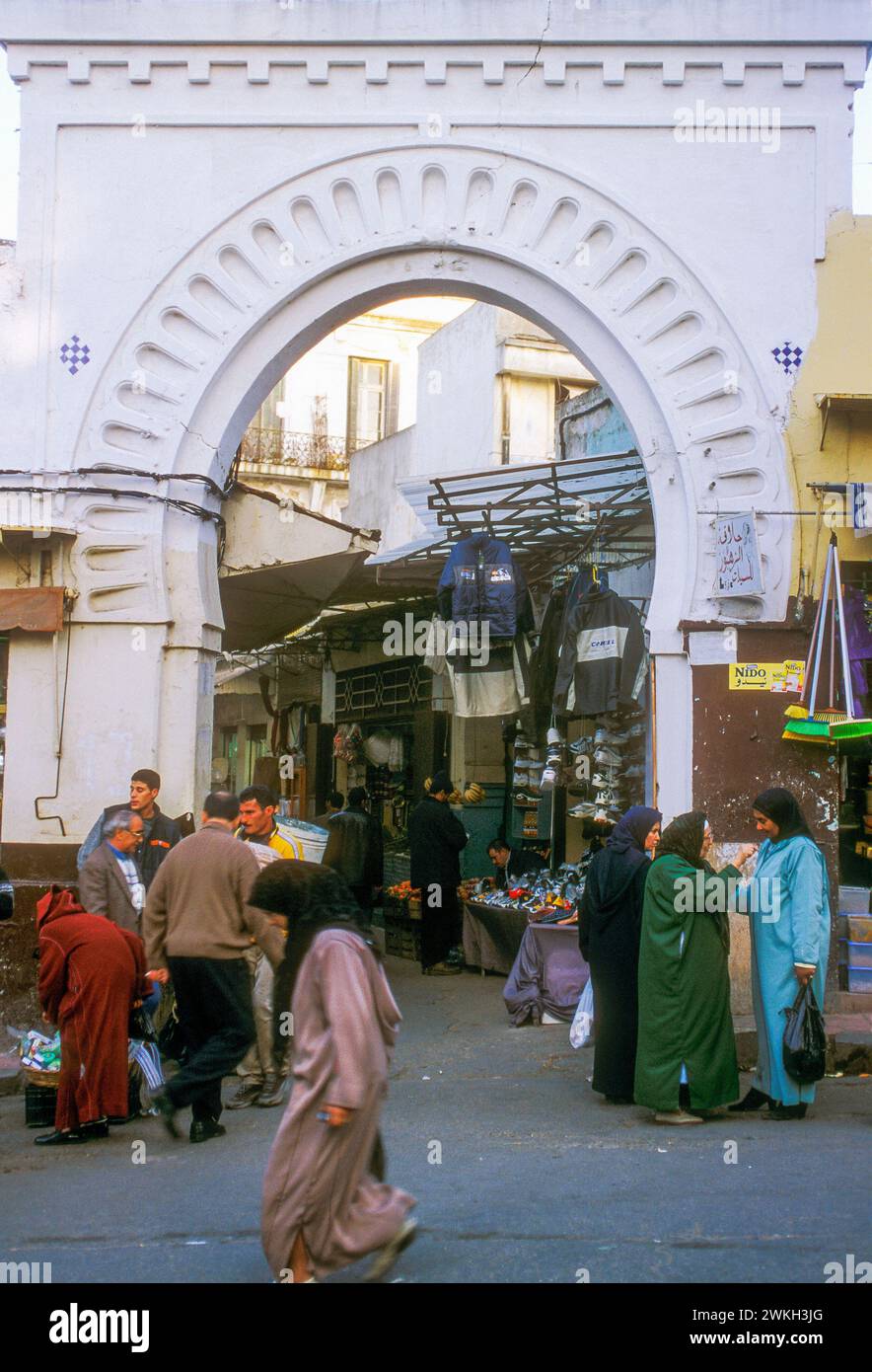 Presso il Grand Socco (Grand Souk), porta d'ingresso alle tortuose stradine della Medina a Tangeri, Marocco Foto Stock