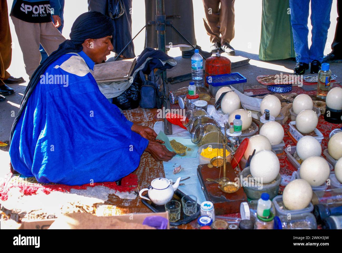 Mercante di strada spruiking rimedi a base di erbe nella Djemaa El Fna, Marrakech, Marocco Foto Stock