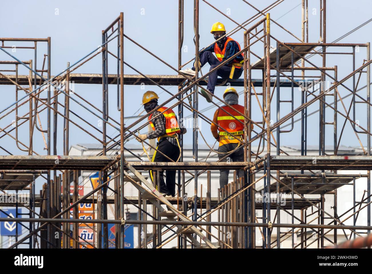 SAMUT PRAKAN, THAILANDIA, DEC 09 2023, lavori per la costruzione di un ponte per una ferrovia sopraelevata Foto Stock