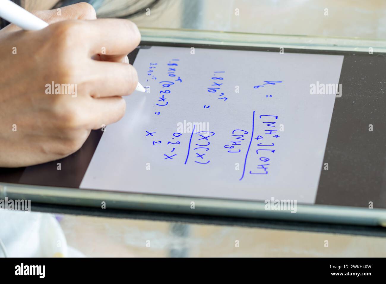 Calcolo della formula chimica su tablet, vista ravvicinata Foto Stock