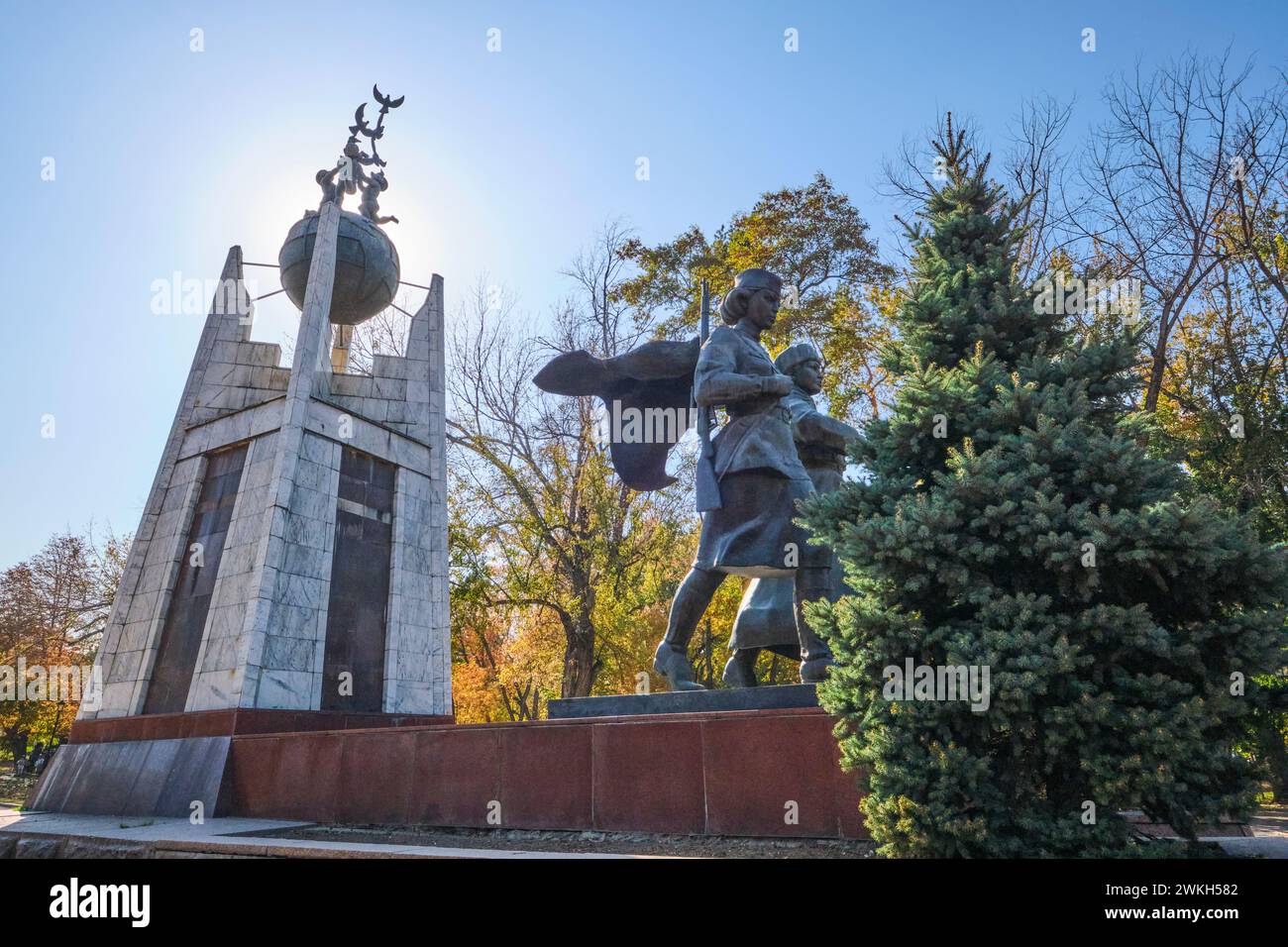 Una vista delle statue di bronzo e della sfera. Presso la scultura commemorativa della seconda guerra mondiale, combattenti kazaki della grande Guerra Patriottica, Aliya Moldagulova e Manshuk Mametov Foto Stock