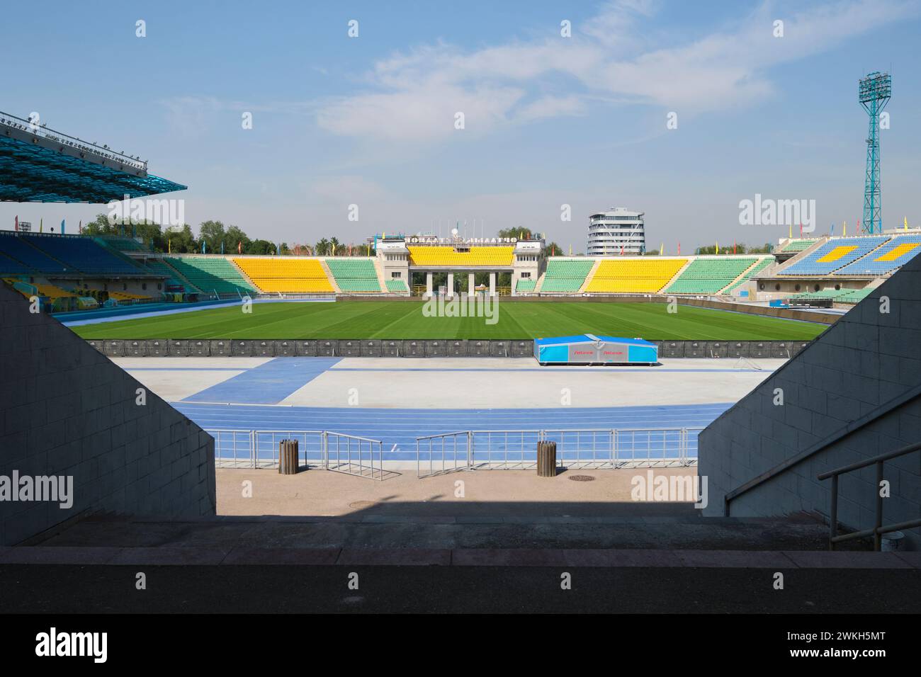 Vista dei posti a sedere, degli stand, degli sbiancanti in blu e verde. Allo stadio di calcio centrale di Almaty, Kazakistan. Foto Stock