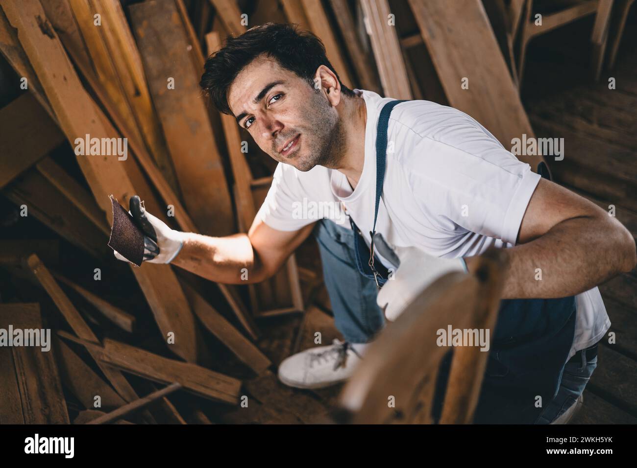 Ritratti felice sorriso falegname in mobili di legno in officina. Lavoratore maschile anni '40 falegname professionale ad alta abilità autentico vero piace lavorare le persone Foto Stock Ritratti felice sorriso falegname in mobili di legno in officina. Lavoratore maschile anni '40 falegname professionale ad alta abilità autentico vero piace lavorare le persone Foto Stock