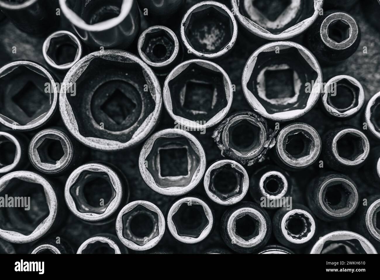 Blocco chiave utensili meccanici attrezzature di manutenzione presa in bianco e nero per la decorazione di garage Foto Stock