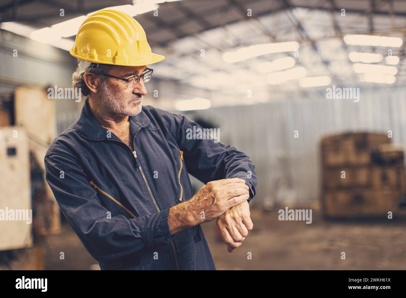 il tempo del tecnico senior controlla il polso dell'orologio per lavorare in orari precisi Foto Stock
