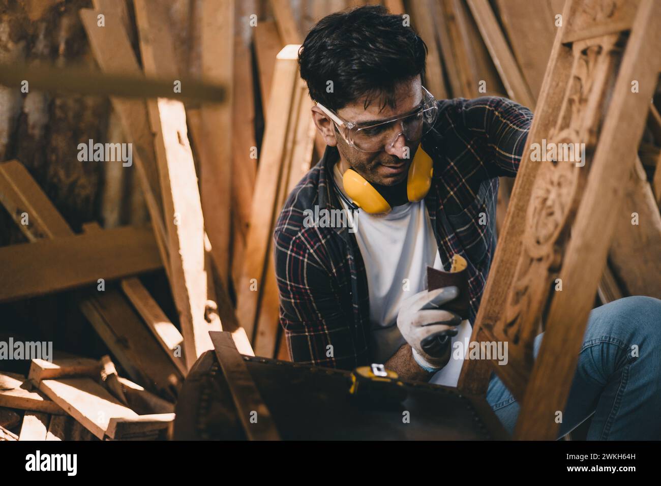 falegname professionista che lavora a mano realizza mobili artigianali in legno capolavori di dettagli artigianali artigiani con officina in legno. Foto Stock