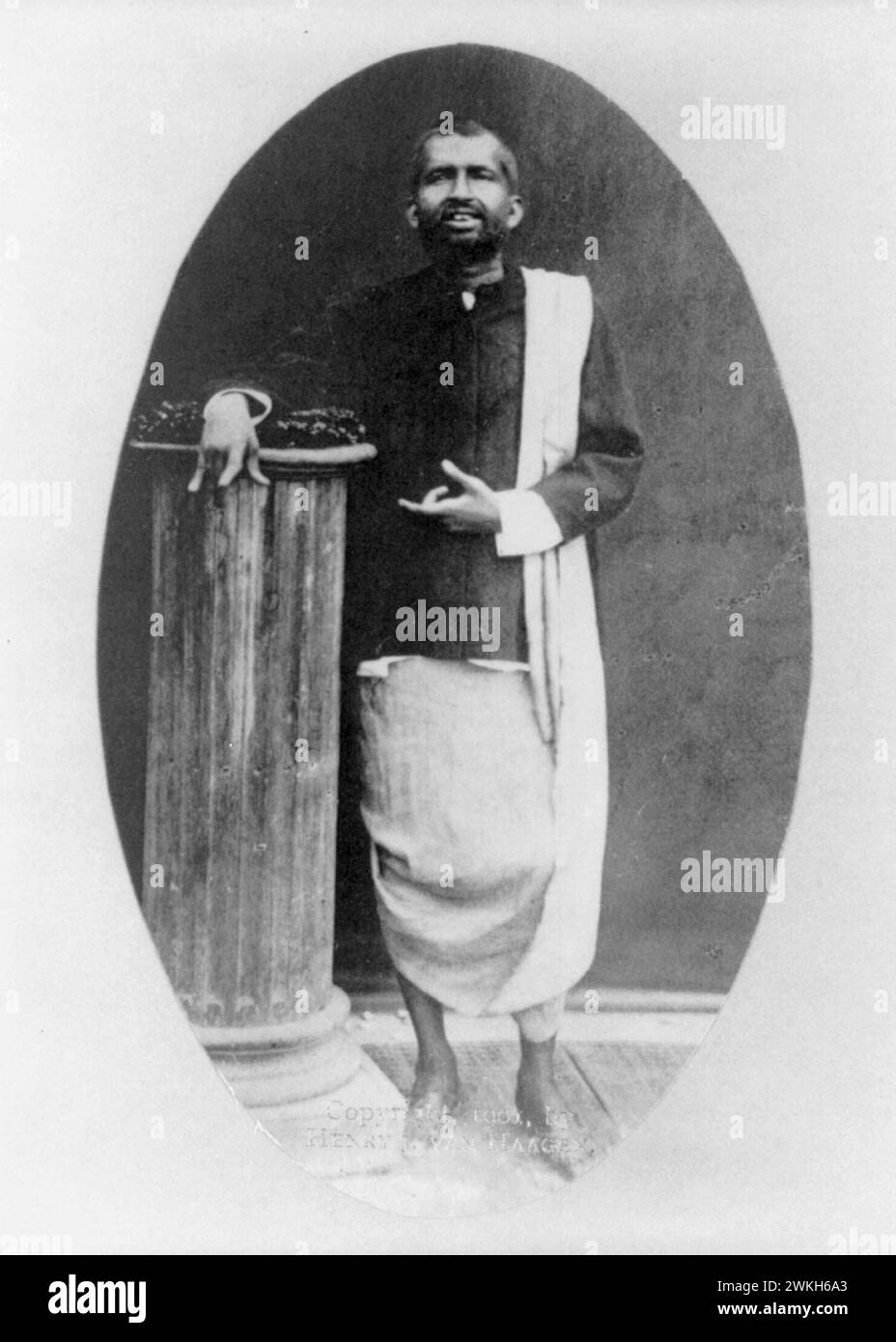 Fotografia dell'insegnante spirituale indù indiano Ramakrishna, ritratto a figura intera, in piedi ca. 1901 Foto Stock