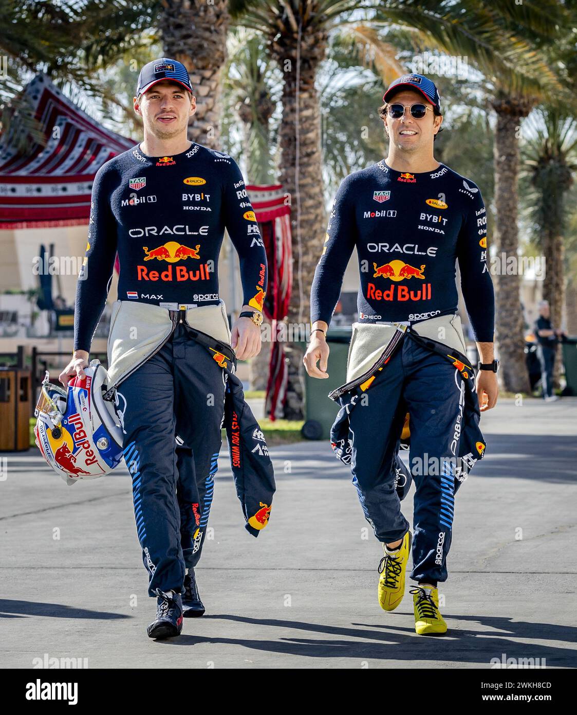 BAHRAIN - Max Verstappen (Red Bull Racing) con il suo compagno di squadra Sergio Perez durante la prima giornata di test al Bahrain International Circuit Sakhir in vista dell'inizio della stagione di Formula 1. ANP REMKO DE WAAL credito: ANP/Alamy Live News Foto Stock