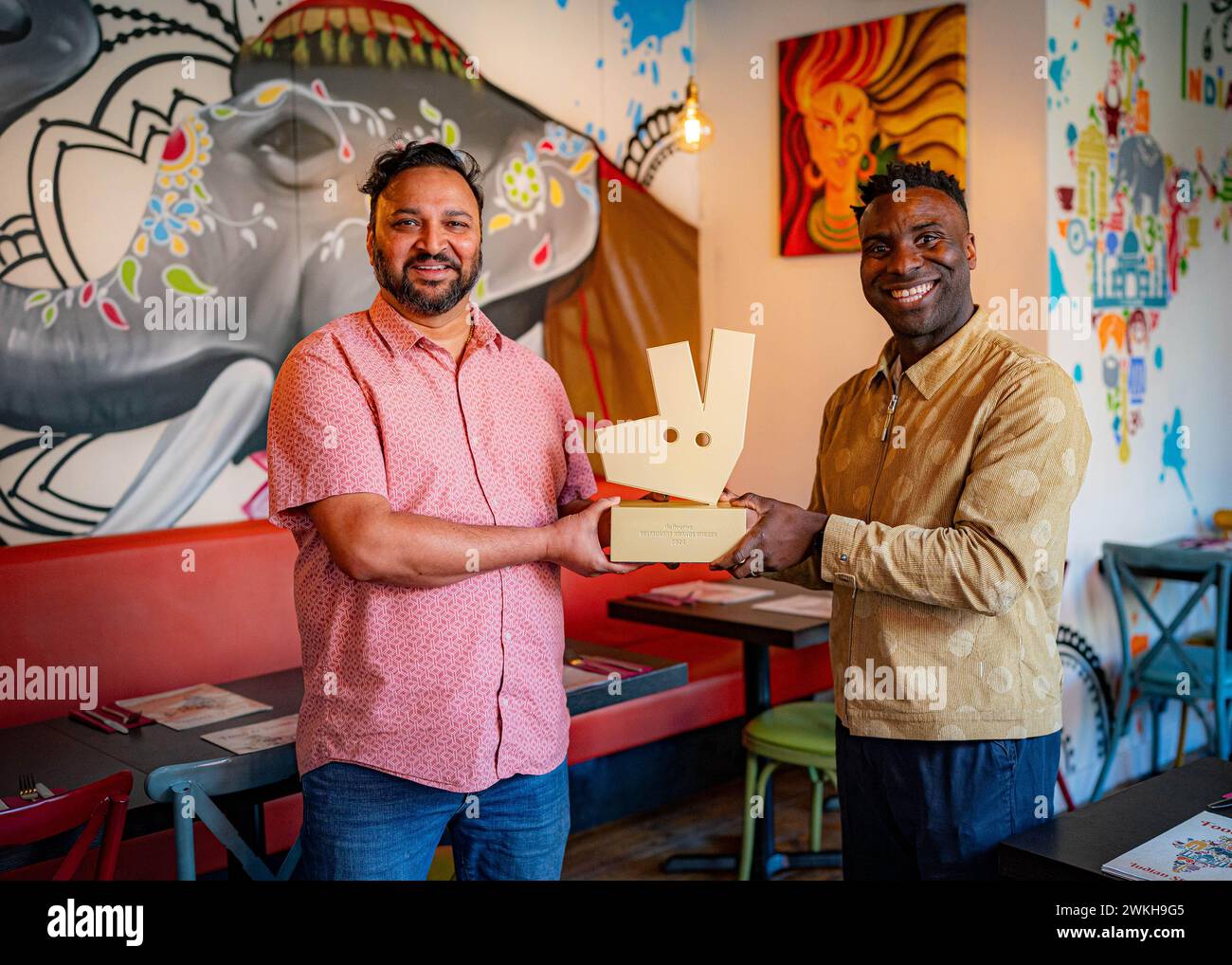 Il critico gastronomico Jimi Famurewa (a destra), con il capo chef e proprietario, Vinay Reddy al Dhamaka di Bristol, in quanto il ristorante è stato annunciato come il vincitore del premio Independent Restaurant of the Year South England & Wales 2024 ai Deliveroo's 2024 Restaurant Awards. Data di pubblicazione: Mercoledì 21 febbraio 2024. Foto Stock