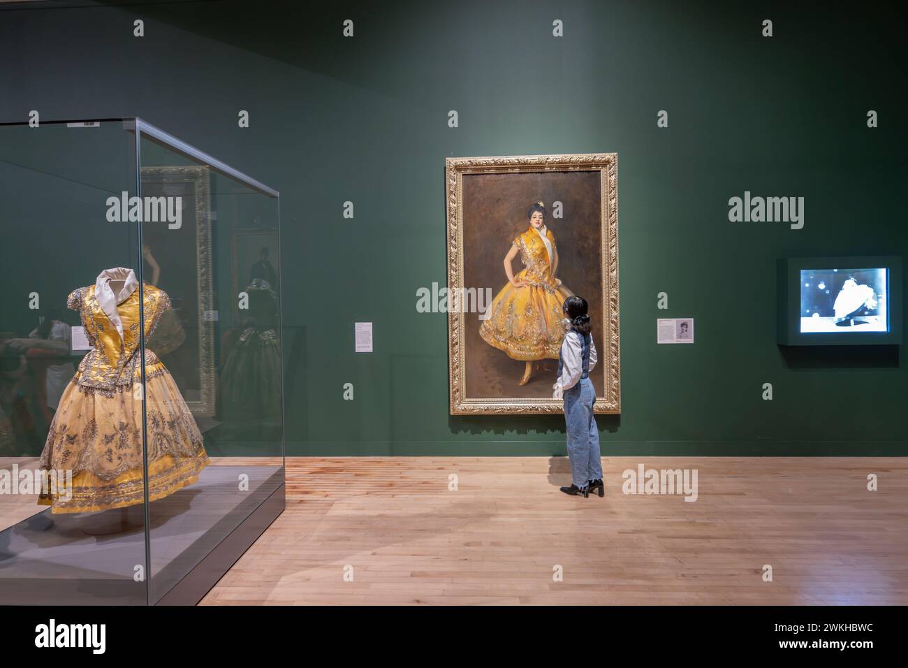 Tate Britain, Londra, Regno Unito. 20 febbraio 2024. La grande mostra dedicata al grande ritrattista John Singer Sargent (1856-1925) rivela il ruolo rivoluzionario dell'artista come stilista, modellando l'immagine che i suoi modelli presentavano al mondo attraverso scelte sartoriali. Presenta 60 dipinti, alcuni raramente visti nel Regno Unito, mostrati insieme a diversi abiti e accessori d'epoca, molti dei quali sono stati indossati dagli stessi sitter. Dal 22 febbraio al 7 luglio 2024. Immagine: John Singer Sargent, la Carmencita 1890 e il suo abito in raso giallo scintillante. Fotografia SOLO per scopi di critica, revie Foto Stock