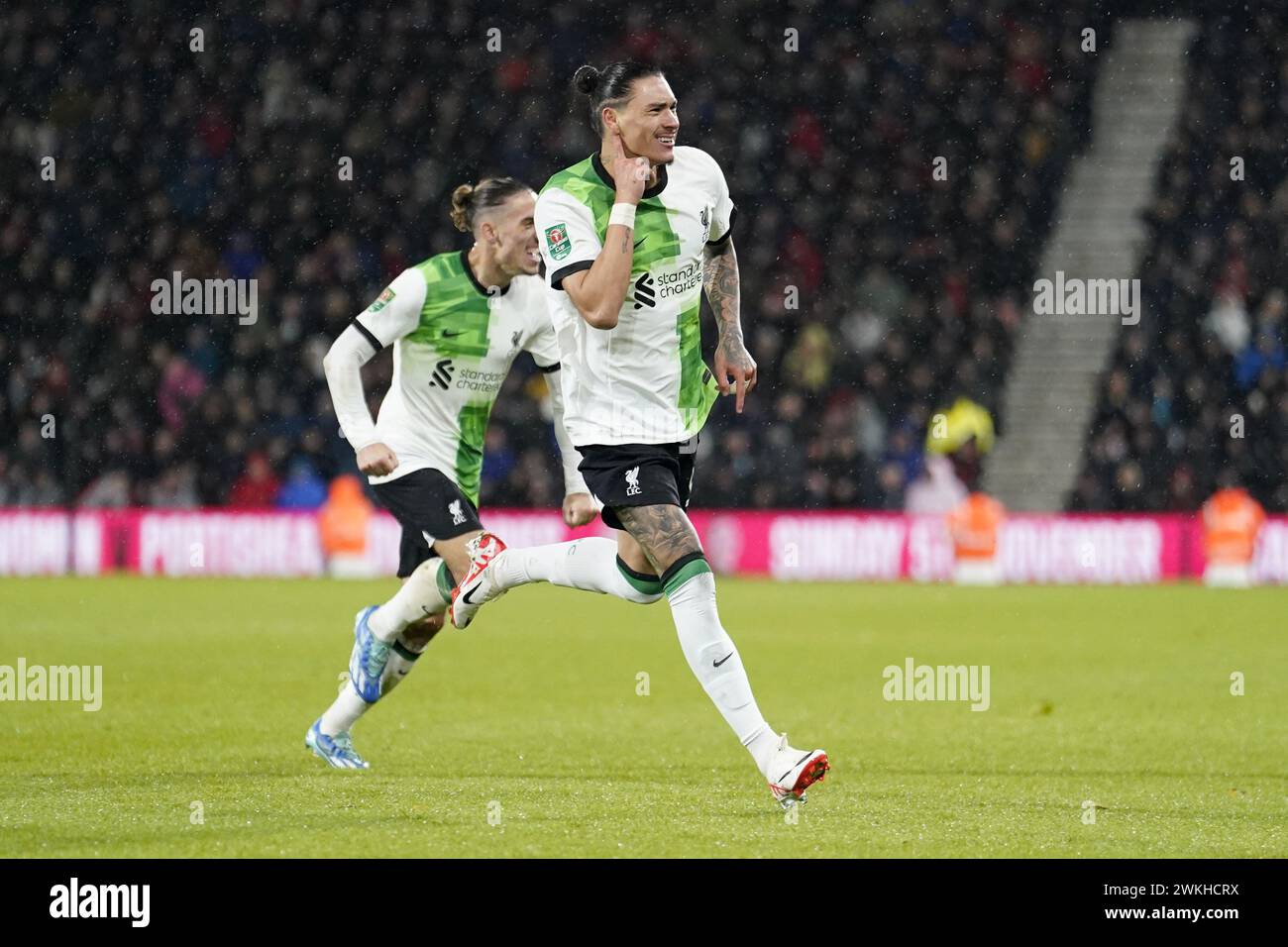 Foto del file datata 1-11-2023 del Darwin Nunez del Liverpool celebra dopo aver segnato il secondo gol della squadra durante la partita del quarto turno della Carabao Cup. L'obiettivo di Darwin Nunez era degno di vincere qualsiasi pareggio di coppa in una notte sporca sulla costa meridionale. Gakpo ha aperto il punteggio con un finale scruffante a distanza ravvicinata solo per l'intestazione di Justin Kluivert per livellare le cose appena oltre l'ora. Il povero primo tocco di Nunez è stato fischiato dai fan di casa, ma li ha fatti pagare tagliando dalla linea di sinistra per lanciare un colpo vizioso su Andrei Radu. Data di pubblicazione: Mercoledì 21 febbraio 2024. Foto Stock