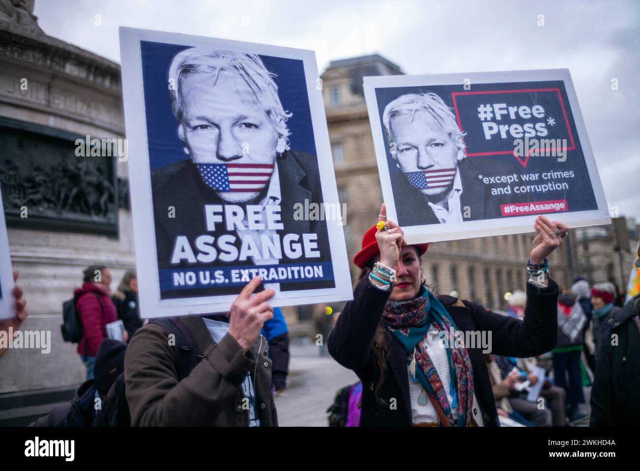 I manifestanti si radunano chiedendo la libertà del fondatore di Wikileaks Julian Assange, a Place de la Republique a Parigi, in Francia, il 20 febbraio 2024. L'alta Corte di Londra inizierà il 20 febbraio 2024, ascoltando l'ultimo appello del fondatore di WikiLeaks Julian Assange contro l'estradizione negli Stati Uniti per affrontare un processo per la pubblicazione di fascicoli militari e diplomatici segreti. Washington vuole che il cittadino australiano di 52 anni sia estradato dopo essere stato accusato più volte tra il 2018 e il 2020 in relazione alla pubblicazione di WikiLeaks del 2010 di fascicoli relativi alle guerre guidate dagli Stati Uniti in Iraq e afghanista Foto Stock