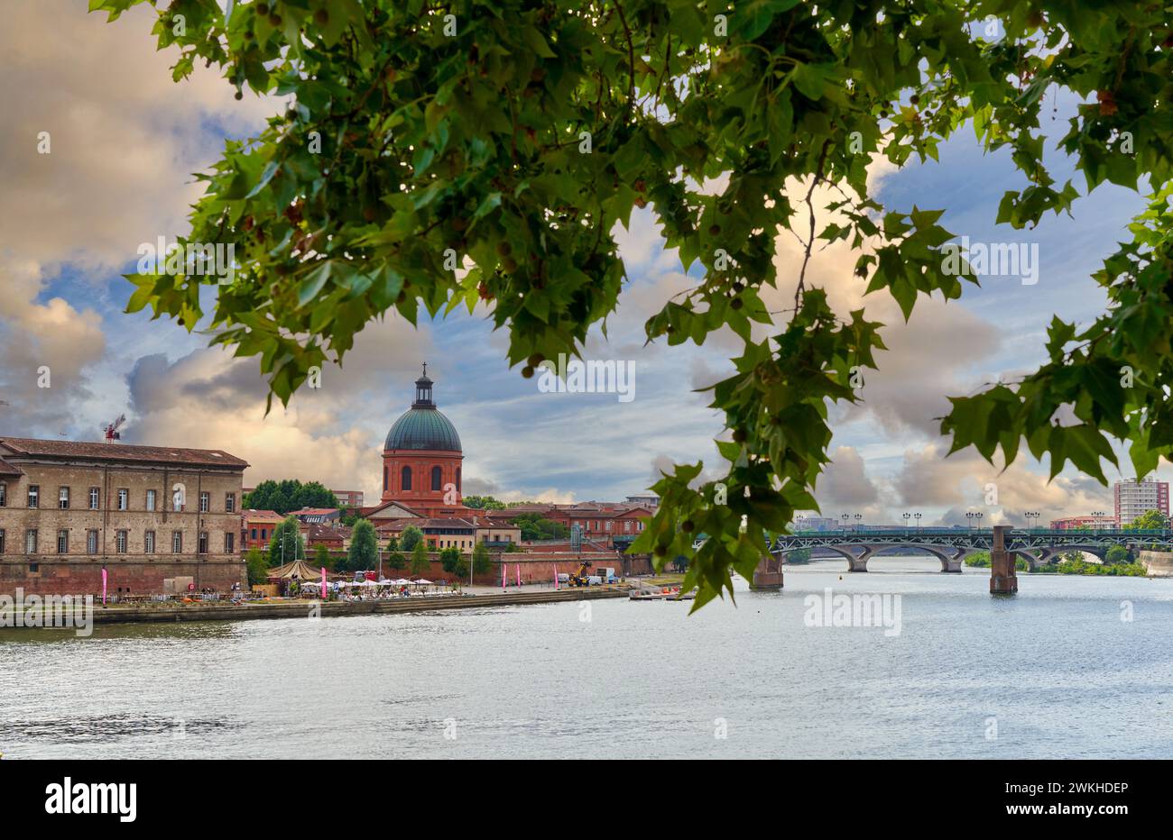 Ponte di St-Pierre e cupola dell'Hopital de la grave, fiume Garonna, Tolosa, alta Garonna, Occitania, Francia, Europa. Foto Stock