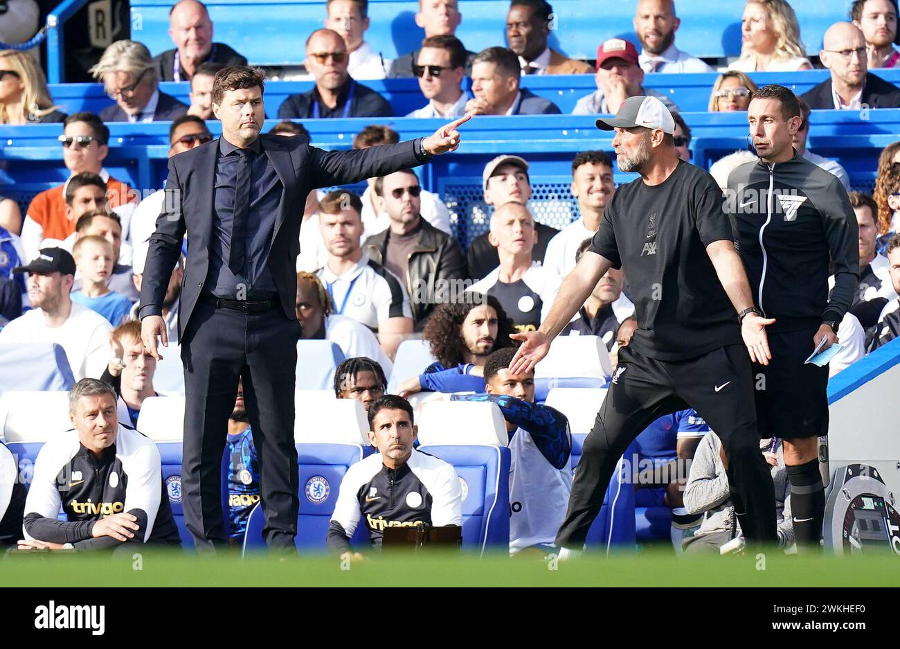 Foto del file del 13-08-2023 del manager del Chelsea Mauricio Pochettino (a sinistra) e del manager del Liverpool Jurgen Klopp. I familiari avversari Liverpool e Chelsea per rinnovare la rivalità nella finale della Carabao Cup, le due squadre si sono incontrate 17 volte dal settembre 2018 e, nelle tre occasioni che sono state finali, ognuna è andata ai rigori, con il Liverpool vittorioso in tutte e tre le fasi. Data di pubblicazione: Mercoledì 21 febbraio 2024. Foto Stock