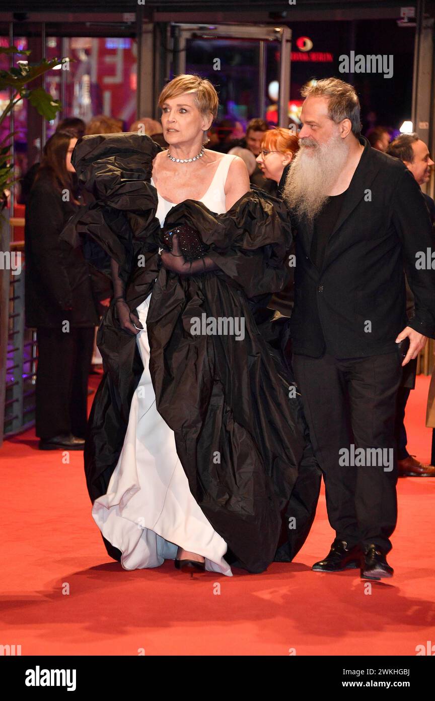 Sharon Stone bei der Verleihung des Goldenen Ehrenbären an Martin Scorsese auf der Berlinale 2024 / 74. Internationale Filmfestspiele Berlin im Berlinale Palast. Berlino, 20.02.2024 *** Sharon Stone alla presentazione dell'Orso d'Oro Onorario a Martin Scorsese al Berlinale 2024 74 Berlin International Film Festival al Berlinale Palast Berlin, 20 02 2024 foto:Xn.xKubelkax/xFuturexImagex ehrenbaer_verleihung_4277 Foto Stock