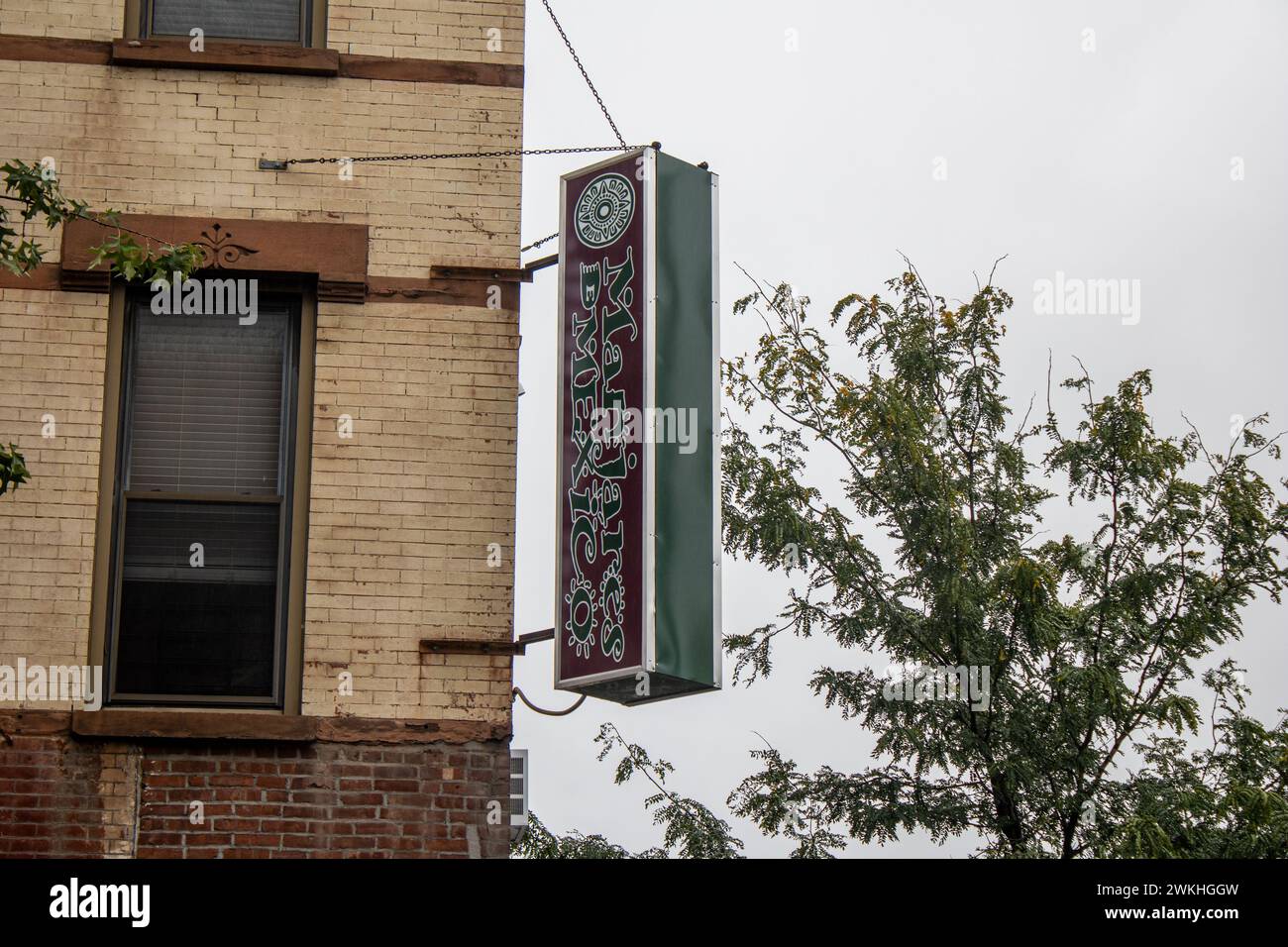 Un cartello per American Dining è appeso su un edificio Foto Stock