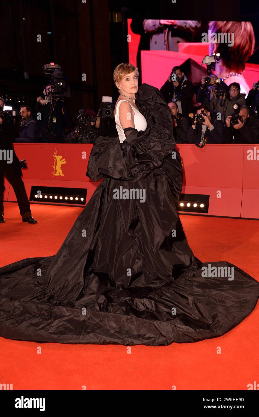 Sharon Stone bei der Ankunft zu der Verleihung des Goldenen Ehrenbären bei den 74. Internationalen Filmfestspielen a Berlino 20.02.2024 *** Sharon Stone arriva alla cerimonia d'onore dell'Orso d'Oro al 74° Festival Internazionale del Cinema di Berlino 20 02 2024 Foto Stock