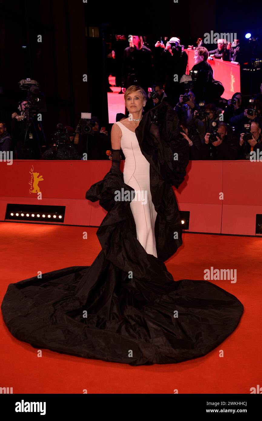 Sharon Stone bei der Ankunft zu der Verleihung des Goldenen Ehrenbären bei den 74. Internationalen Filmfestspielen a Berlino 20.02.2024 *** Sharon Stone arriva alla cerimonia d'onore dell'Orso d'Oro al 74° Festival Internazionale del Cinema di Berlino 20 02 2024 Foto Stock